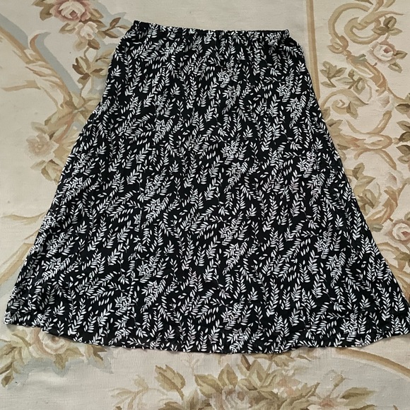 Large Black and off-white skirt in a leaf and berry pattern - Picture 3 of 7